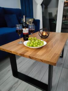 a table with wine glasses and a plate of grapes at Haven Apart 2 in Jelenia Góra
