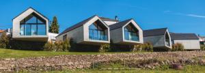 a house on a hill with a stone wall at Miradores do Sil Hotel Apartamento in Cristosende
