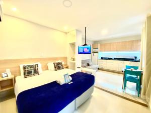 里约热内卢Injoy Suítes & Aparts的一间带大床和电视的大卧室