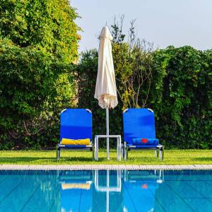 Bazén v ubytovaní Alonia Hotel Apartments alebo v jeho blízkosti