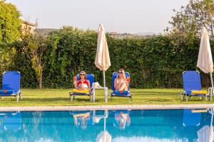 Bazén v ubytovaní Alonia Hotel Apartments alebo v jeho blízkosti