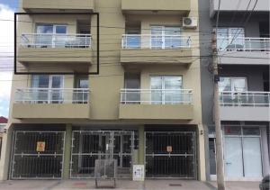 un edificio de apartamentos con balcones en un lateral en AGUAMARINA en Puerto Madryn