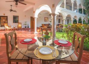 
A restaurant or other place to eat at Hotel Posada San Juan

