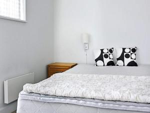 Katil atau katil-katil dalam bilik di 6 person holiday home in Nyk bing Sj