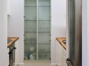 um armário de vidro numa cozinha com um lavatório em 6 person holiday home in Nyk bing Sj em Rørvig