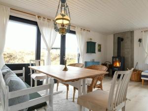 ein Esszimmer mit Tisch und Stühlen in der Unterkunft 5 person holiday home in Fanø in Fanø