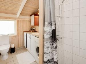 フレデリクスハウンにある6 person holiday home in Frederikshavnのバスルーム(トイレ、シャワーカーテン付)