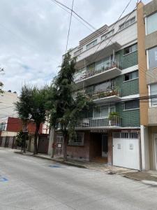 una calle vacía frente a un edificio de apartamentos en Nebraska Suites WTC en Ciudad de México