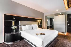 a hotel room with a large bed and a mirror at Exe Cities Reforma in Mexico City