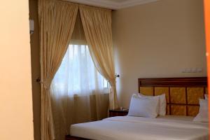 Cama ou camas em um quarto em Guest Pride Hotel
