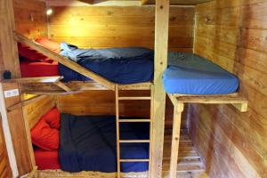 two bunk beds in a wooden cabin at La Paille in Pelvoux