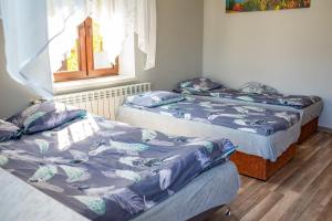 2 camas individuales en una habitación con ventana en W Górskim Zaciszu, en Muszyna