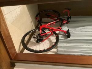 a red bike sitting on top of a bed at Makino Kogen 123 Building - Vacation STAY 83784 in Kaizu