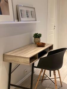 una scrivania in legno con sedia in camera di City Center Apartment ad Ålesund
