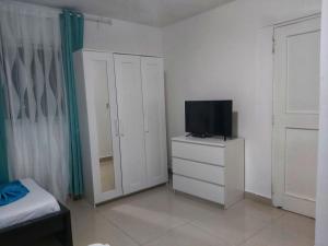 Μια τηλεόραση ή/και κέντρο ψυχαγωγίας στο Punta Cana Blue Beach Estudio