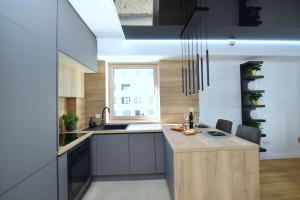 een keuken met een aanrecht, een wastafel en een raam bij Exclusive Residence Apartment in Zadar
