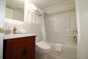 A bathroom at Victoria Gorge Waterway Vacation Home