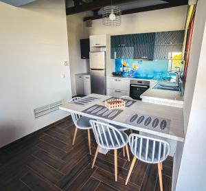 uma cozinha com um balcão com duas cadeiras e uma mesa em Olive Tree Suites em Eleonas