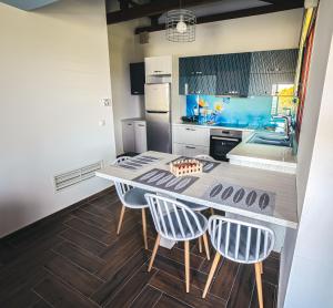 Kuchyň nebo kuchyňský kout v ubytování Olive Tree Suites