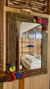 um espelho numa parede com uma cama num quarto em Cabanadu Preá Kite em Prea