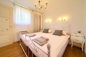 Postel nebo postele na pokoji v ubytování Villa San Vito + 32 fotografií