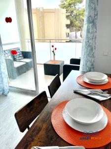 A seating area at APARTBEACH FONT DE MAR 5º Clima Piscina y Vista Playa