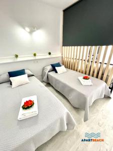 A bed or beds in a room at APARTBEACH FONT DE MAR 5º Clima Piscina y Vista Playa