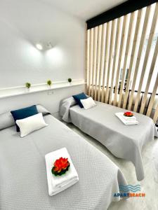 A bed or beds in a room at APARTBEACH FONT DE MAR 5º Clima Piscina y Vista Playa