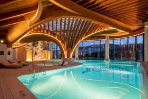 The swimming pool at or close to Radisson Collection Resort Nanjing