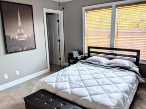 Schlafzimmer mit einem Bett und Blick auf den Eiffelturm in der Unterkunft Spacious deluxe house for you, your family and friends in Charlotte