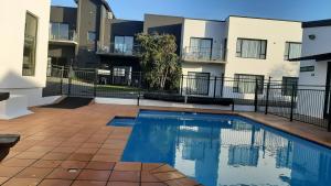 a swimming pool in front of a building at Kaikoura Gateway Motor Lodge in Kaikoura