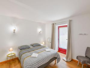Habitación blanca con cama y ventana en Majestic holiday home with swimming pool, en Prats-du-Périgord