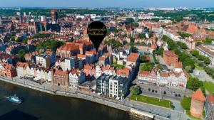 un globo de aire caliente volando sobre una ciudad en Kamieniczka Palladium en Gdansk