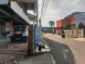 una strada con un cartello sul lato di un edificio di SPOT ON 90535 Cimanuk Pavilion a Bengkulu