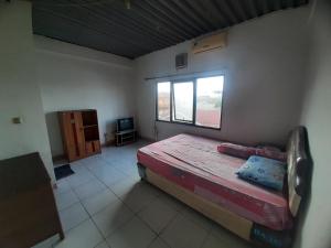 Giường trong phòng chung tại SPOT ON 90535 Cimanuk Pavilion