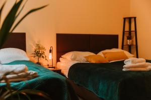 dwa łóżka siedzące obok siebie w sypialni w obiekcie Kamieniczka Palladium w Gdańsku