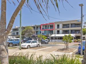 Ocean Views at Nor Nor East 201 في كينغسكليف: موقف سيارات به سيارات متوقفة أمام مبنى