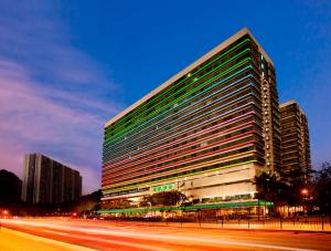 un gran edificio con muchas ventanas en una calle de la ciudad en Regal Riverside Hotel, en Hong Kong