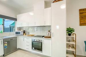 Virtuvė arba virtuvėlė apgyvendinimo įstaigoje ZEN GARDEN - COZY 2-BR + Modern Design w/ Aircon