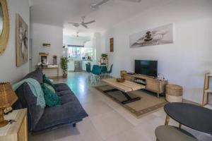 Foto da galeria de ZEN GARDEN - COZY 2-BR + Modern Design w/ Aircon em Casuarina