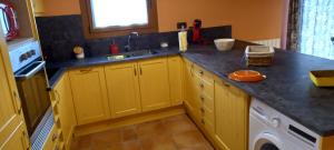 A kitchen or kitchenette at Cal Teler-Tula