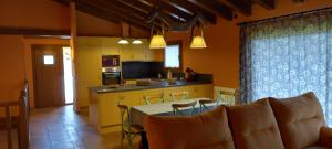 A kitchen or kitchenette at Cal Teler-Tula