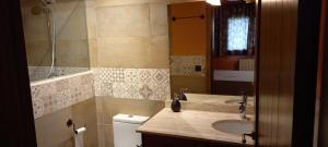 A bathroom at Cal Teler-Tula