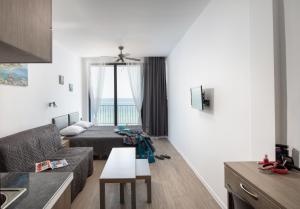 Ruang duduk di Grand Dodo's Triada Seaview Studios