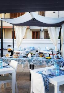 un comedor con mesas y sillas azules y blancas en AL VECCHIO FRANTOIO, en Manduria