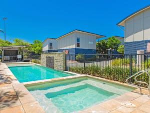 - une piscine en face d'une maison dans l'établissement Casuarina Beach Shacks 10 with Pool, à Kingscliff
