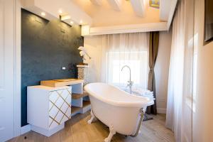 baño con bañera grande y lavamanos en Opera Arte Conero Riviera, en Numana