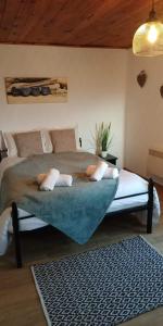 ein Schlafzimmer mit einem Bett mit zwei Kissen darauf in der Unterkunft Къща за гости Вила Отдих Vila Otdih in Aprilzi