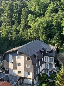 Το κτήριο όπου στεγάζεται  το ξενοδοχείο διαμερισμάτων