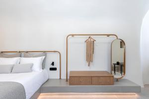 Rúm í herbergi á Utopia Suites Santorini